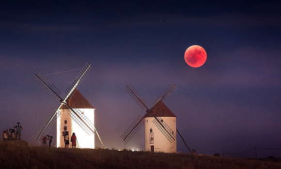 Luna de sangre sobre gigantes
